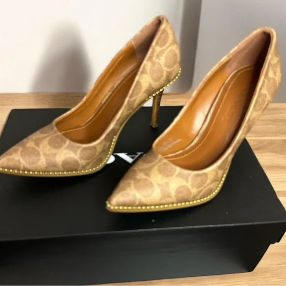 COACH Samantha Pump Point Toe 3.25” Heel signature logo bead chain size 5.5 - Picture 10 of 15